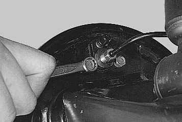 Операции проводимые при замене рабочего цилиндра заднего тормозного механизма на автомобиле ВАЗ 2170 2171 2172 Лада Приора (Lada Priora)