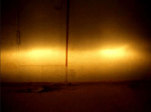 На фото: качественный свет распределяется равномерно и имеет четкие границы, если направить его на стену