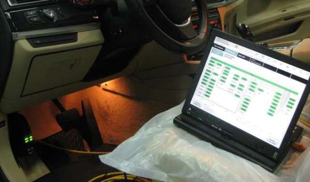 Подключение ноутбука со сканером к специальному диагностическому разъем авто