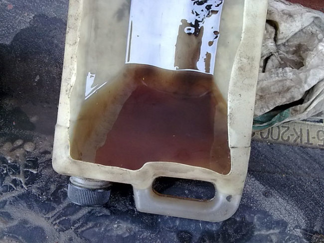 Старое трансмиссионное масло на Лада Гранта слито