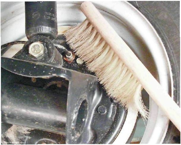 Очищаем тормозной клапан на переднем колесе от грязи ВАЗ-2112