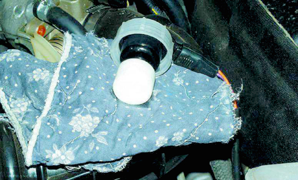 Снятая крышка бачка с тормозной жидкостью на ВАЗ-2112