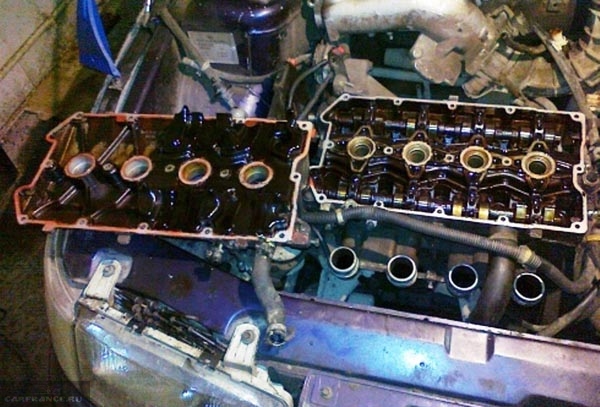 Вскрытая головка двигателя ВАЗ-2112 с остатками моторного масла
