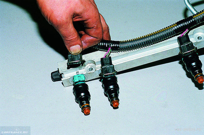 Форсунки на топливной рампе ВАЗ-2114 с отсоединёнными проводами