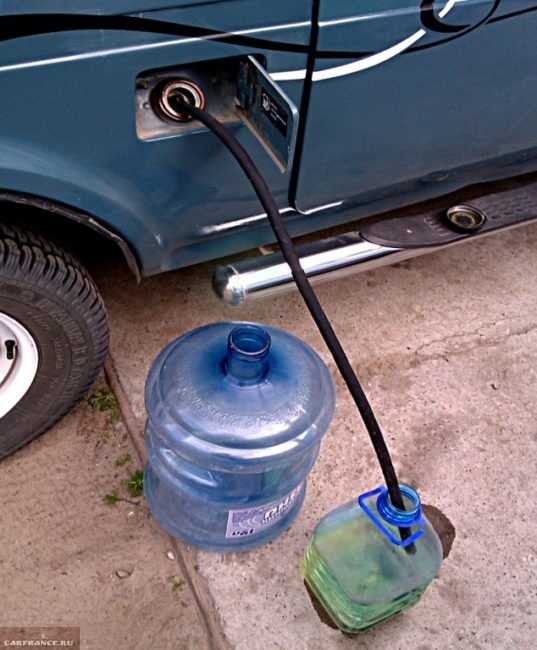 Бензин сливается из бензобака ВАЗ-2114 по резиновому шлангу