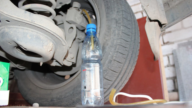 Слив тормозной жидкости с заднего колеса барабан Форд Фокус 2