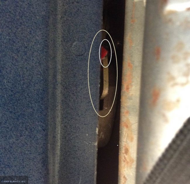 Фиксатор крепления мпинки заднего сидения автомобиля ВАЗ-2110, вид вблизи через багажник