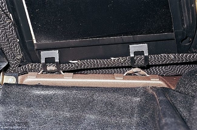 Крюки и скобы нижнего закрепления спинки заднего сидения автомобиля ВАЗ-2110, вид из багажника