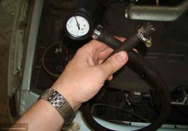 Манометр с кислородным шлангом для измерения давления в топливной системе ВАЗ-2110