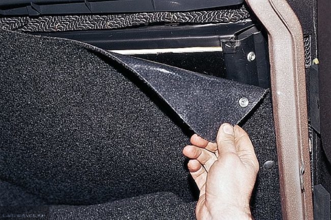 Кнопки обивки заднего сидения вблизи в багажнике автомобиля ВАЗ-2110