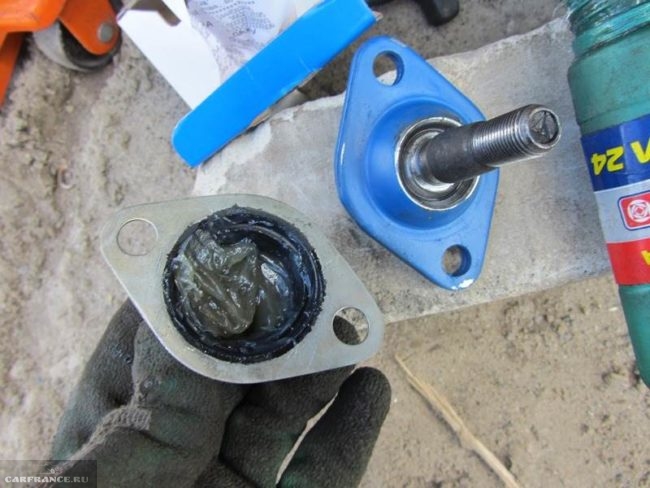 Шаровая опора и резиновый чехол для автомобиля ВАЗ-2110, наполнение смазкой перед установкой