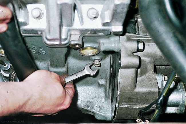Пробка слива охлаждающей жидкости из блока цилиндров двигателя ВАЗ-2110