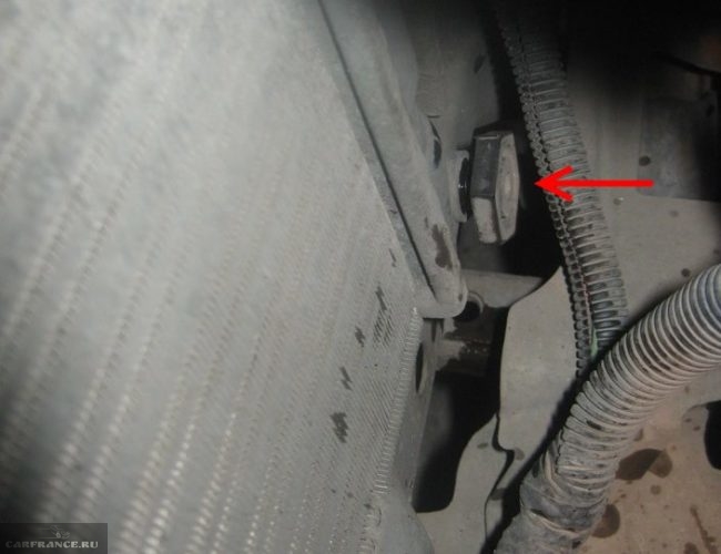 Пробка сливного отверстия в радиаторе автомобиля ВАЗ-2110