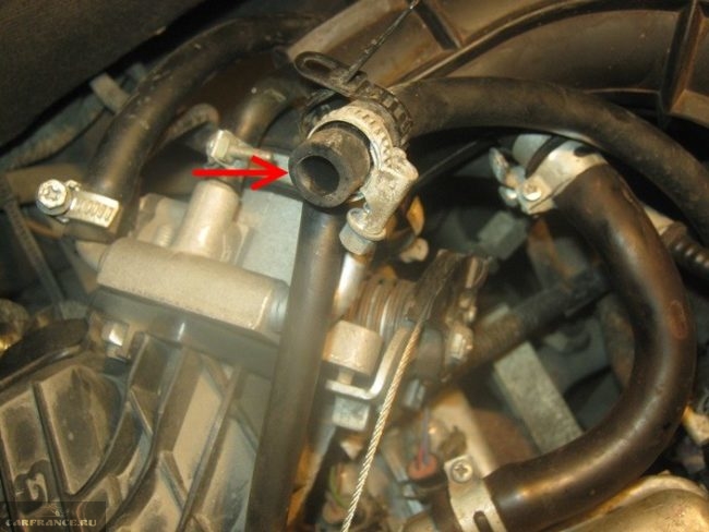 Шланг подогрева дроссельного узла инжекторного двигателя в ВАЗ-2110