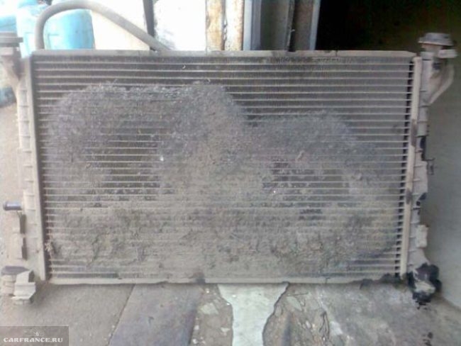 Забитый грязью радиатор охлаждения двигателя ВАЗ-2110