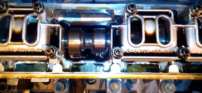Двигатель ВАЗ-2110 8 клапанов снятая клапанная крышка внутренности