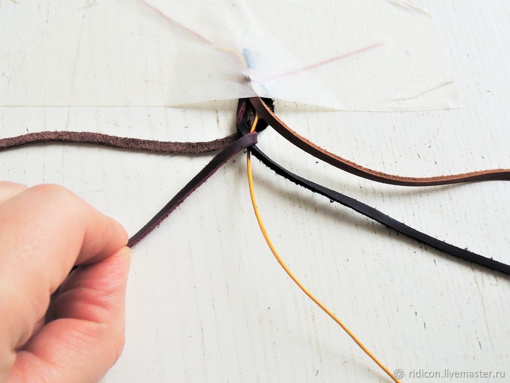 Как сделать браслет из плетеного кожаного шнура, фото № 8
