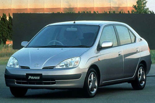 Toyota Prius - 1997 год выпуска - автомобиль с гибридным двгигателем
