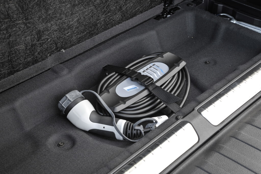 Зарядный кабель под днищем багажника BMW X5 xDrive40e