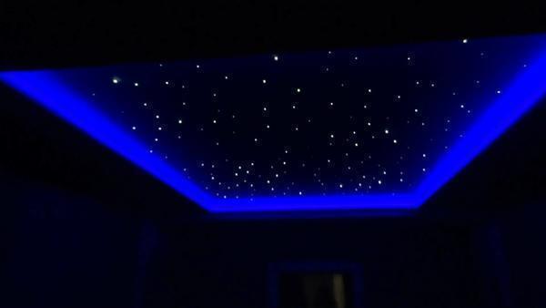 С помощью светодиодных осветительных систем можно осуществить имитацию звездного неба на подвесном потолке