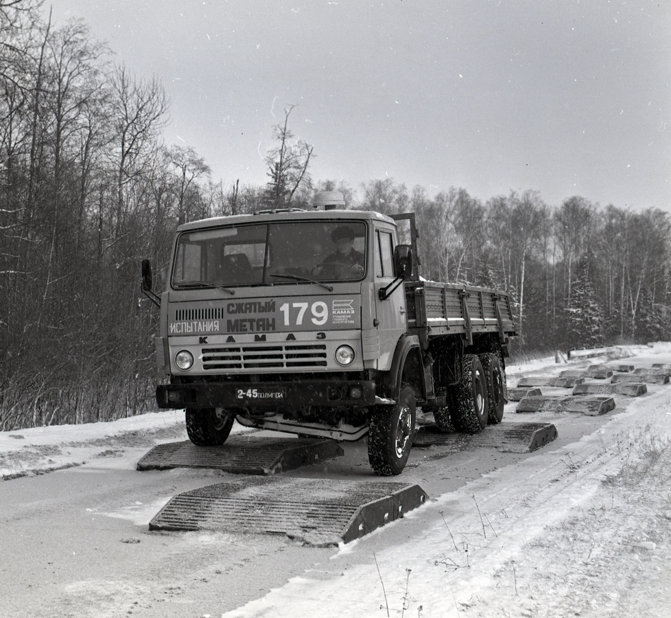 Испытания газобалонного грузовика КАМАЗ-53218 на треке со сменными поверхностями на полигоне НАМИ в Дмитрове