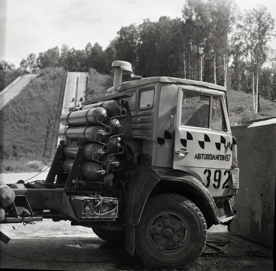 Седельный тягач КАМАЗ-54118 после фронтального столкновения с бетонным кубом