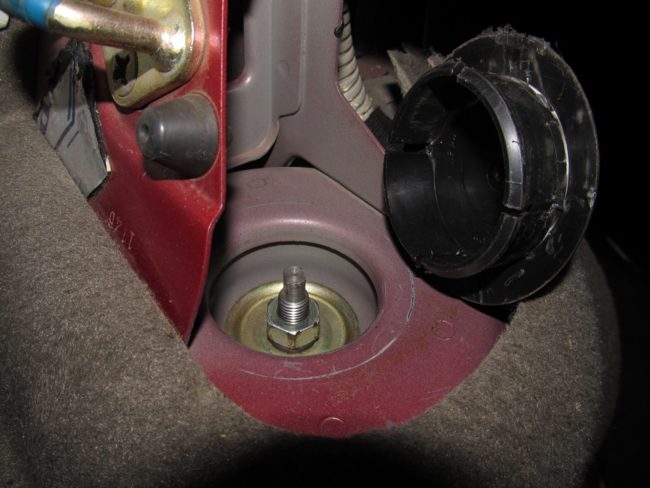 Крепление штока заднего амортизатора в стакане кузова седана Лада Калина