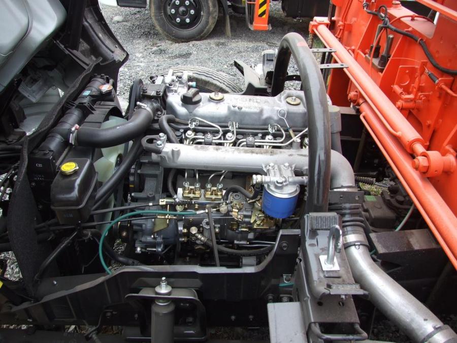 Двигатель D4DB под капотом автомобиля