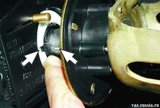 Установка рулевого колеса, посредством вставления его выпуклой части, в паз под рулевого переключателя