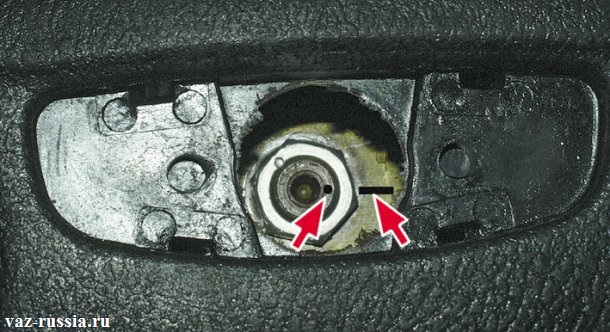 Стрелками указаны места на которых необходимо сделать метки, но только в том случае если вы будете устанавливать это рулевое колесо повторно