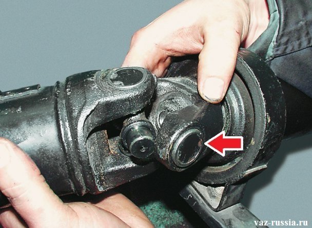 Разъединение вилок кардана и снятие подшипника который указан стрелкой