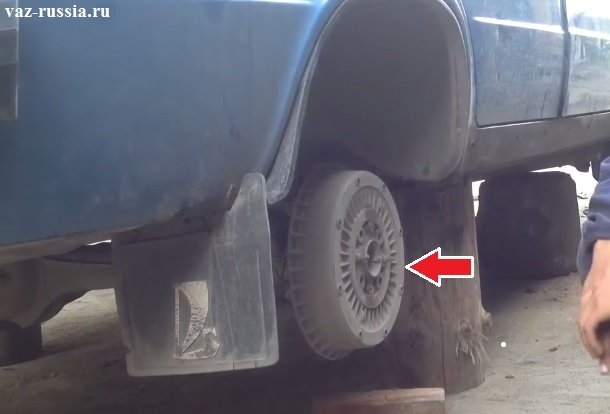 Стрелкой показано где находится барабан тормозов на автомобиле