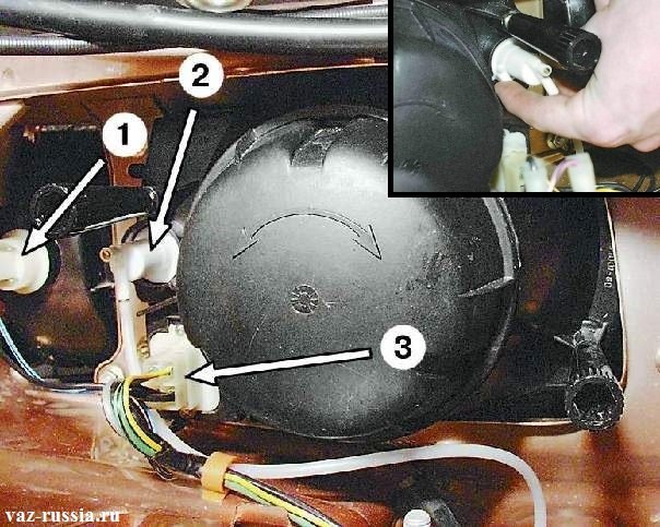 Стрелкой 2 указан гидро-корректор фар который подсоединён на фото к левой фаре