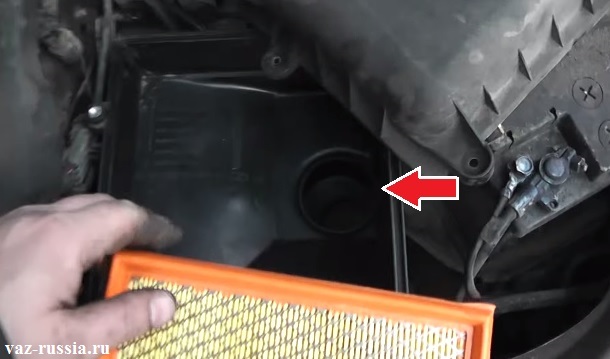 Стрелкой показано отверстие через которое идёт забор воздуха в двигатель автомобиля при его работе