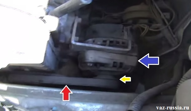 На фото показано наглядно где находиться генератор, а так же его ремень показан и ролик идущий от него