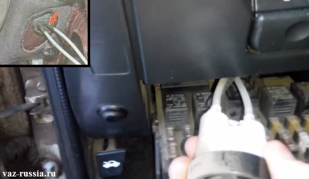 Выведение корректора фар в салон автомобиля через отверстие которое закрывает уплотнитель шлангов